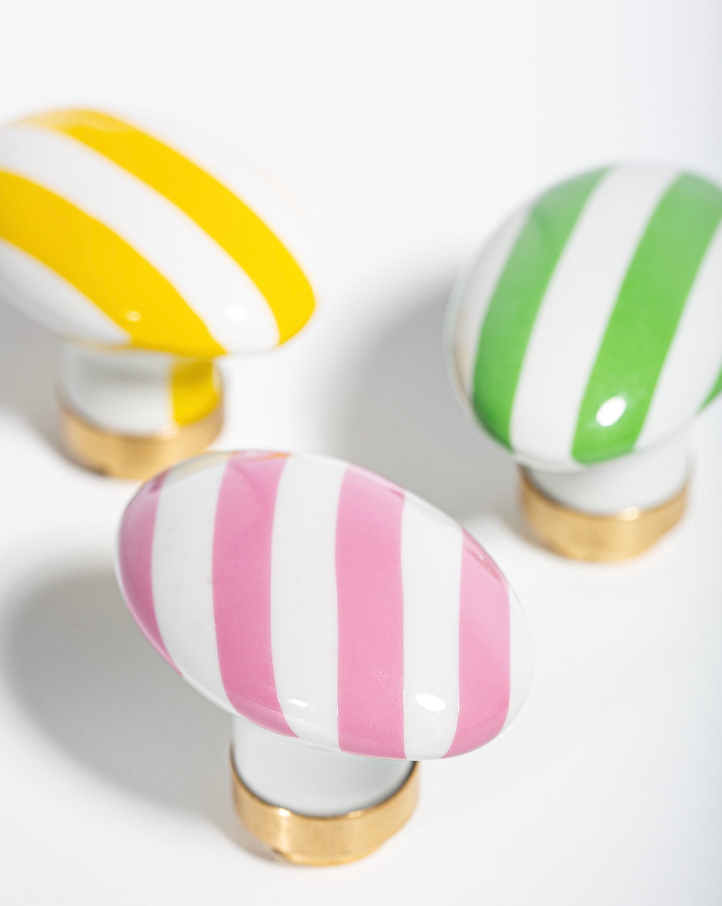 Bouton de porte ovale en porcelaine rayé rose