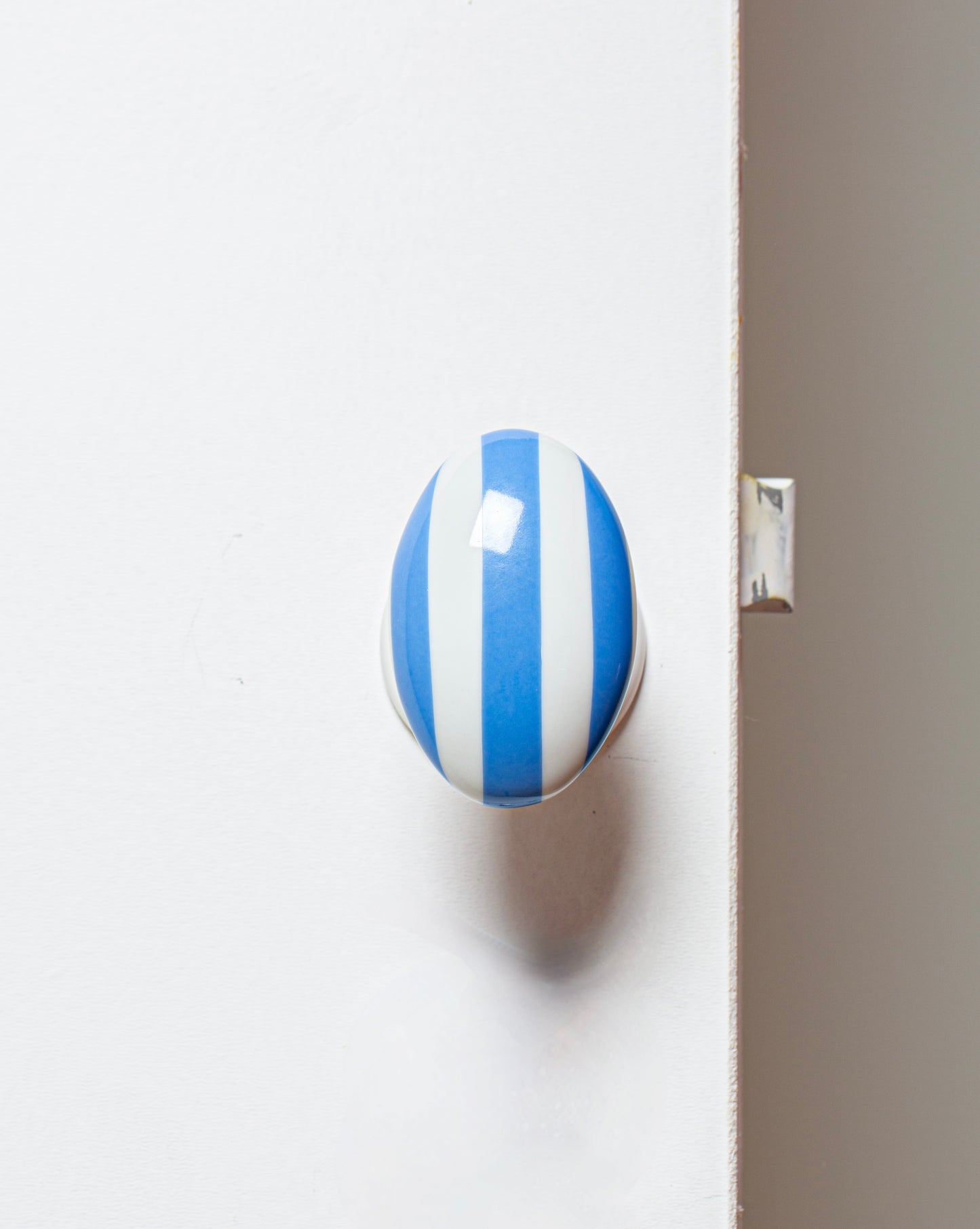 Bouton de porte en porcelaine rayé bleu