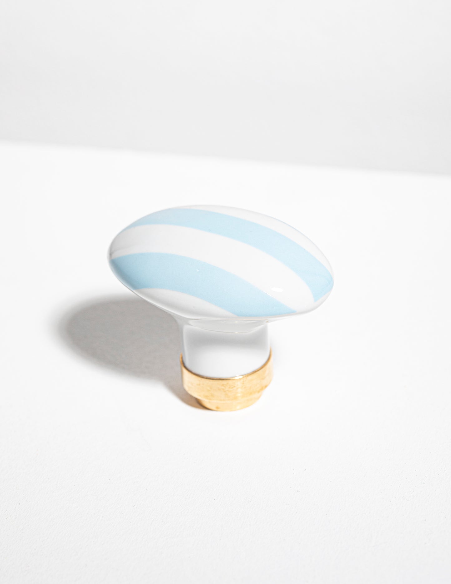 Bouton de porte ovale en porcelaine rayé bleu pâle
