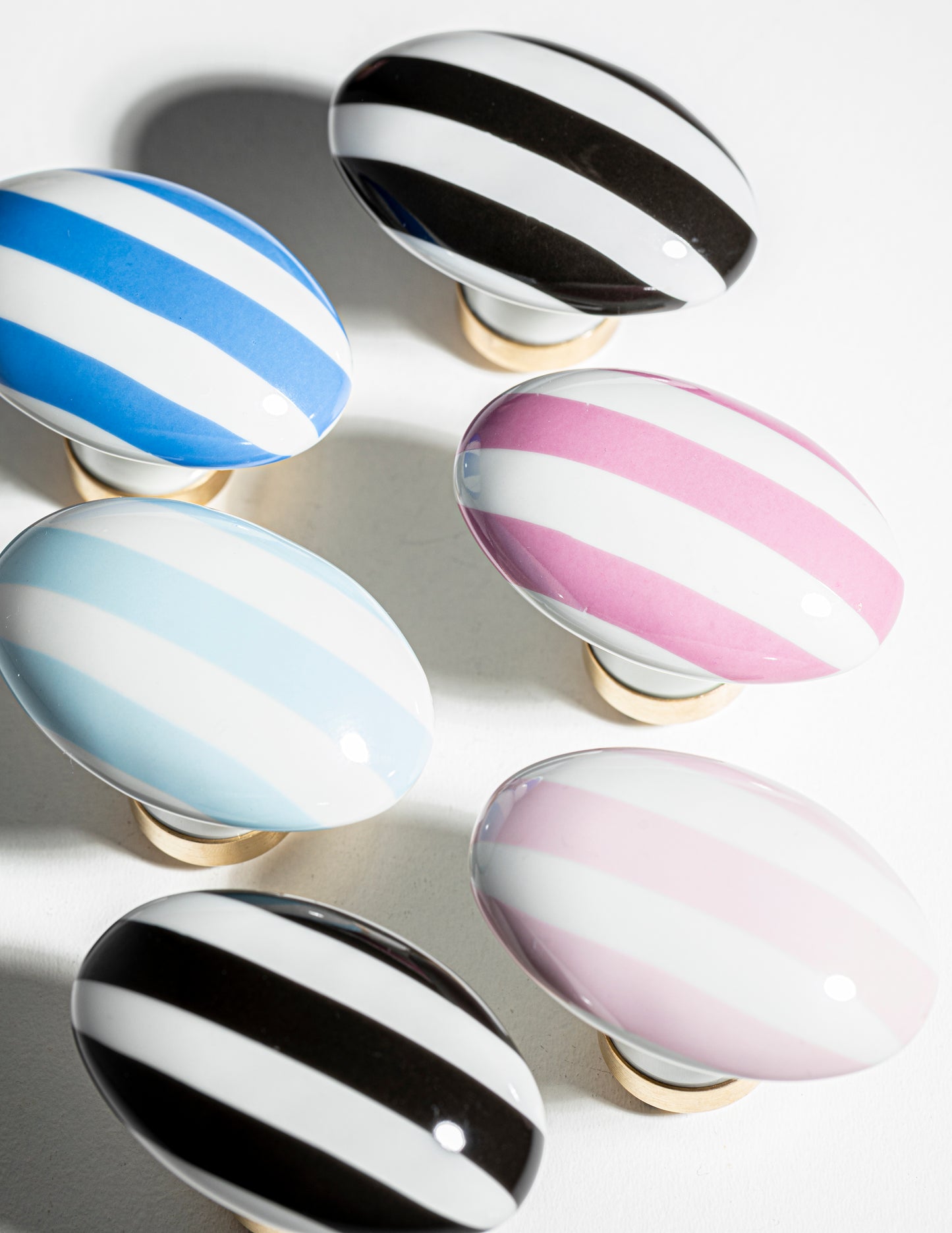 Bouton de porte ovale en porcelaine rayé noir et blanc