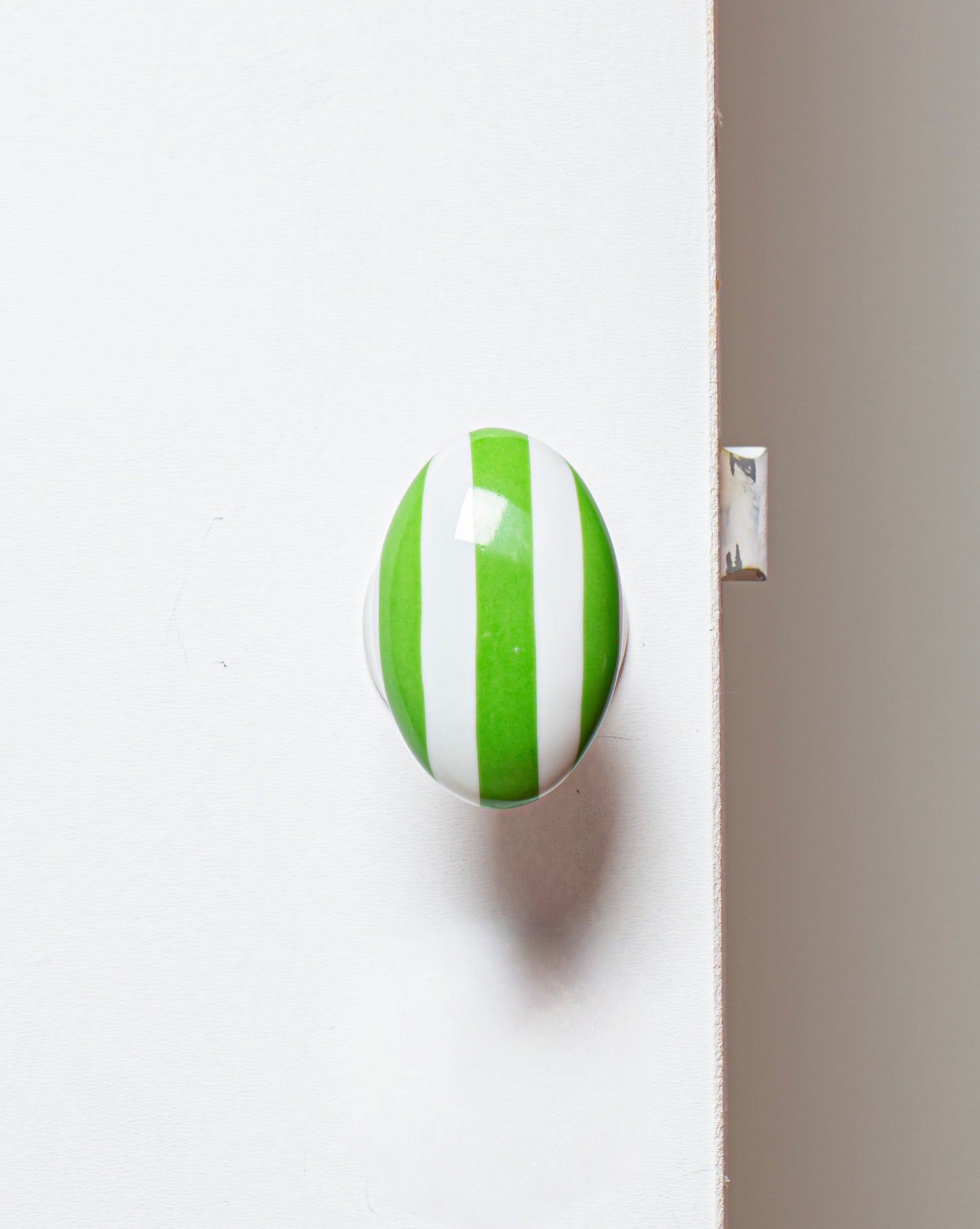 Bouton de porte en porcelaine rayé vert