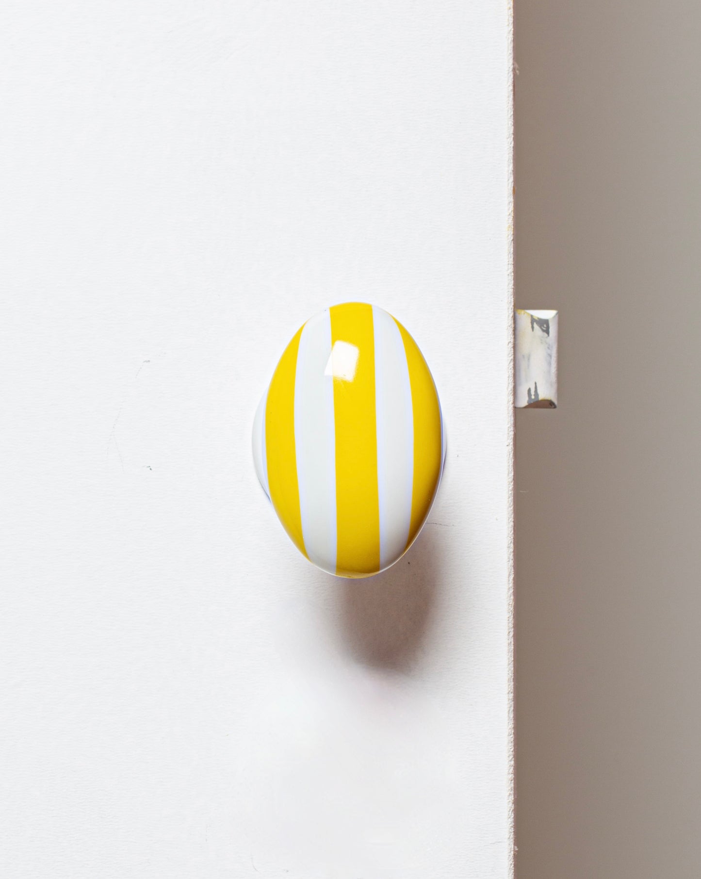 Bouton de porte en porcelaine rayé jaune