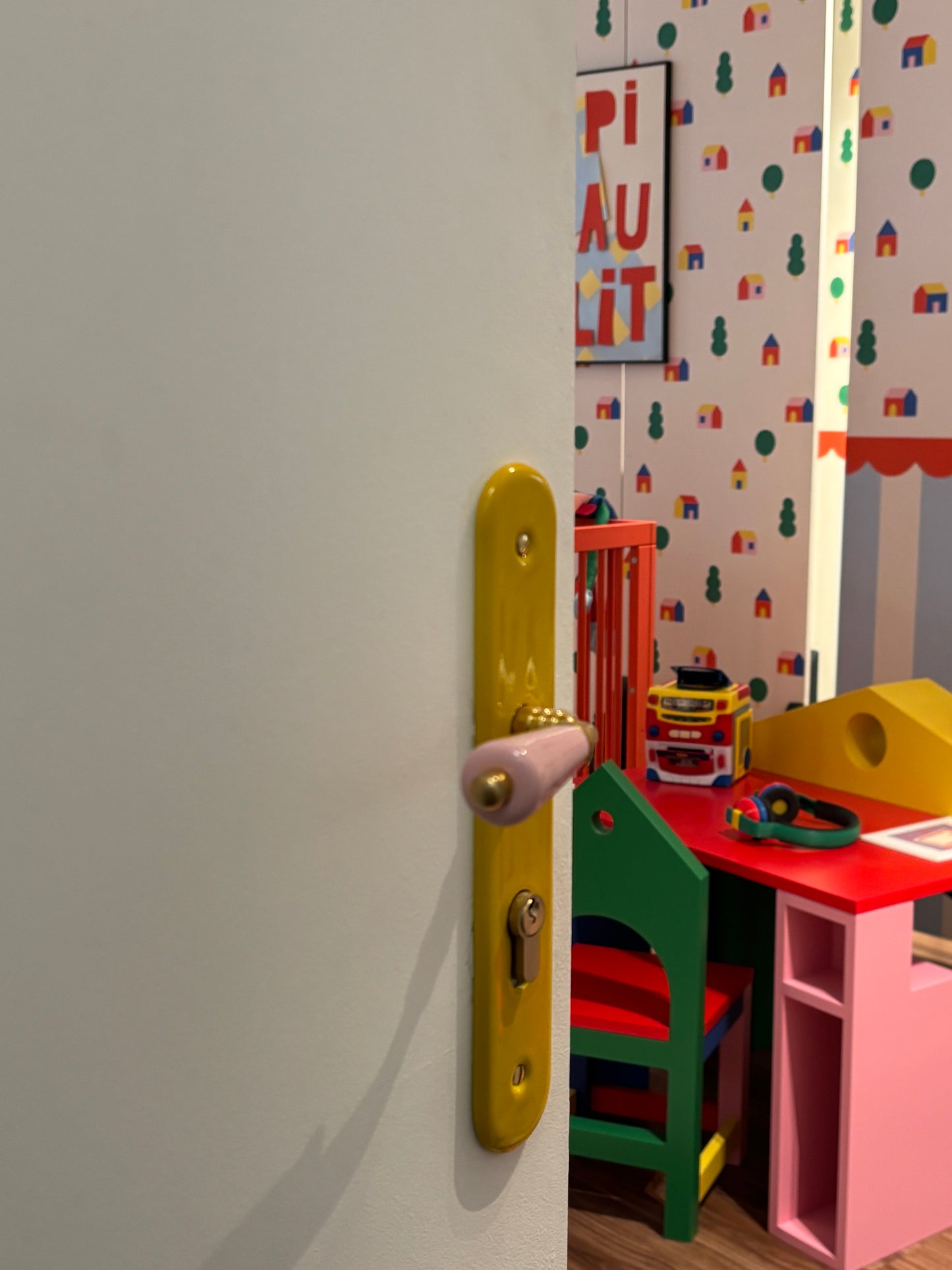 Claire's door look