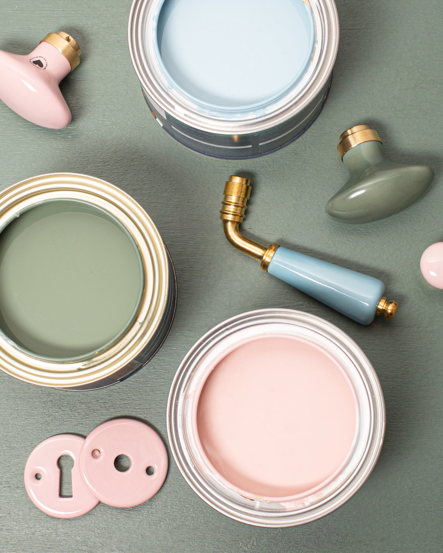 Pot de peinture bleu spa
