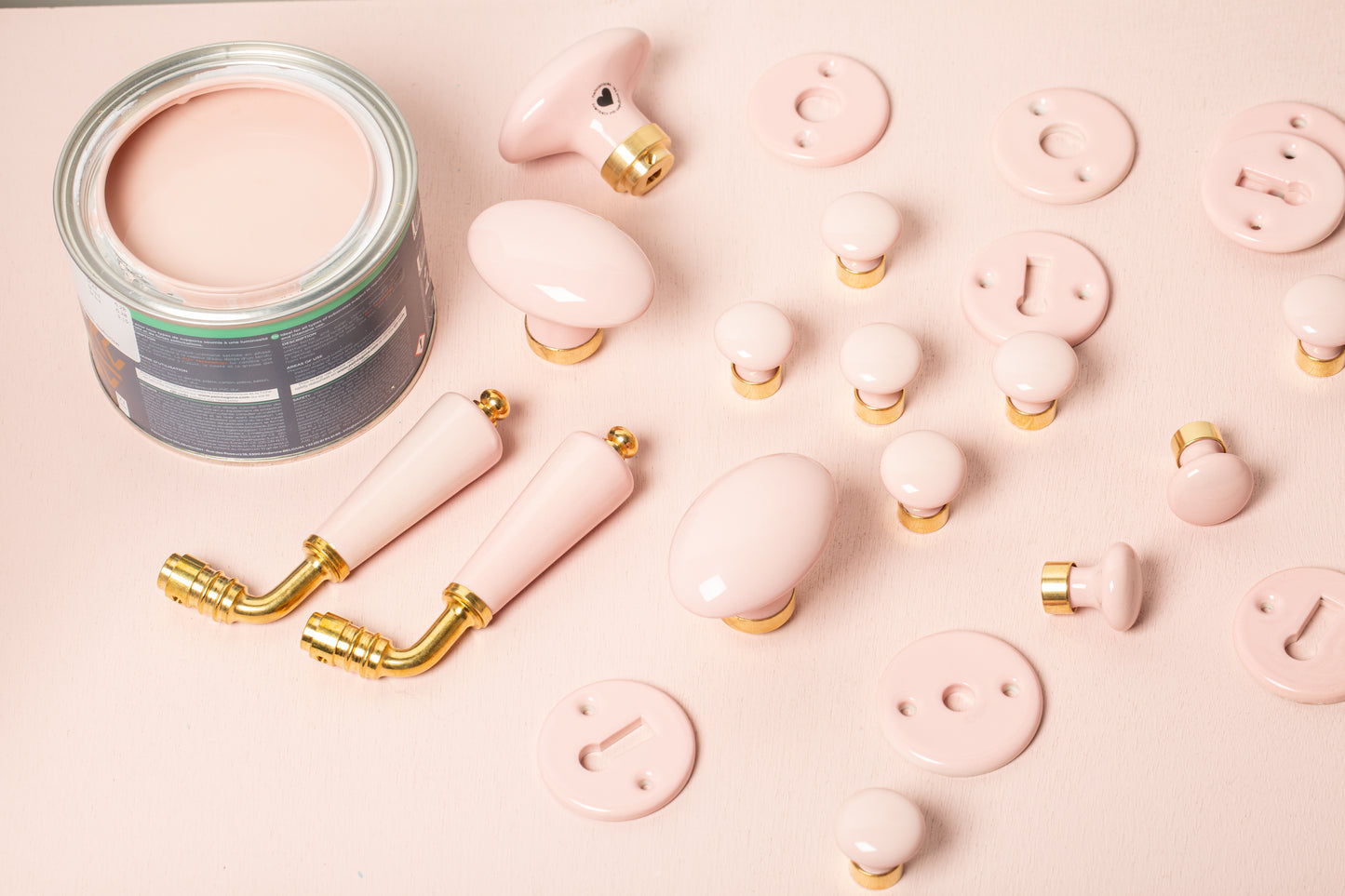 Pot de peinture vieux rose