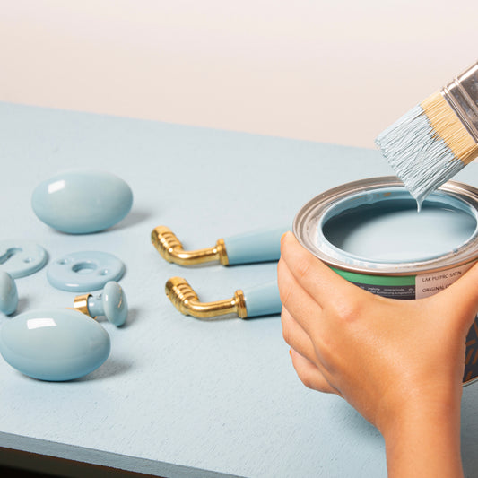 Pot de peinture bleu spa