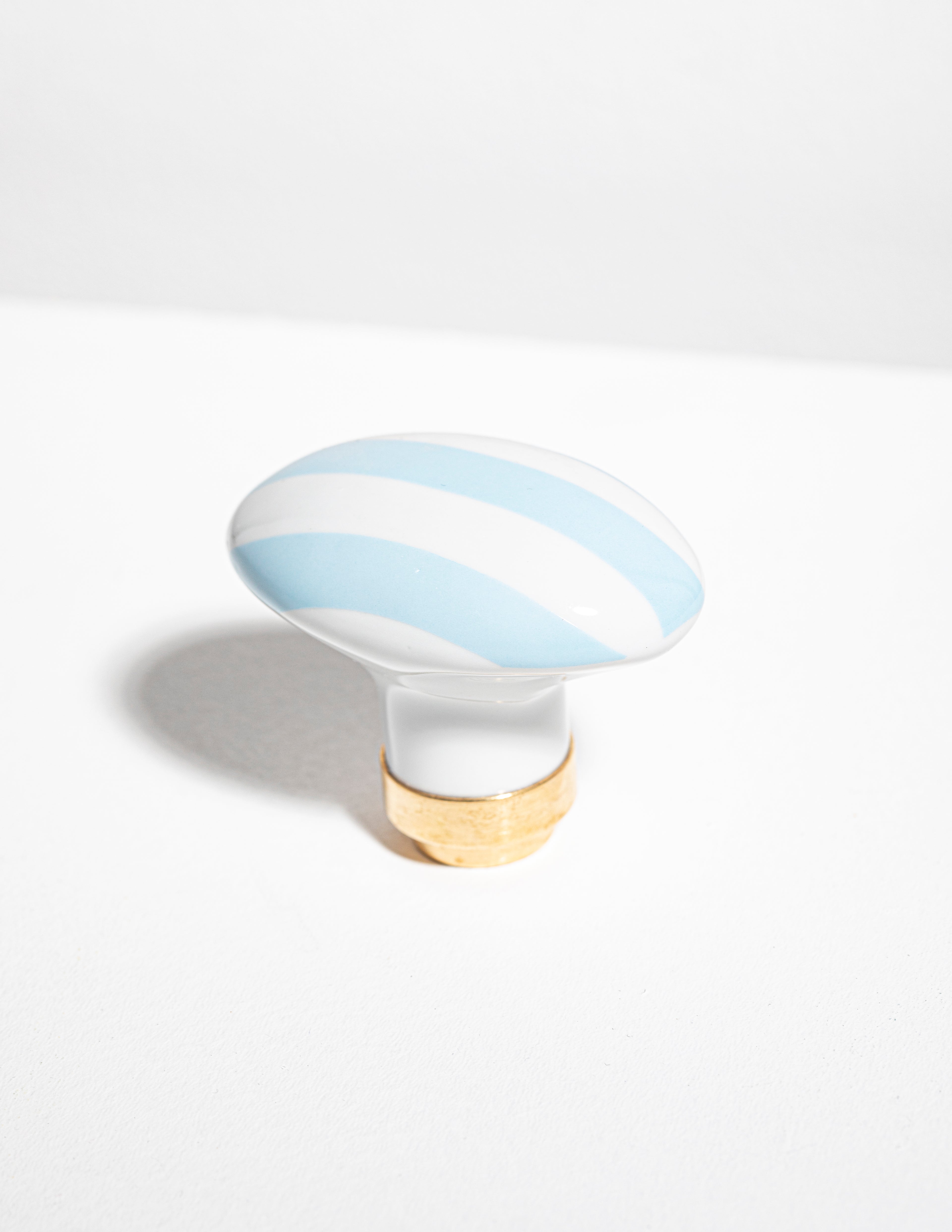 Bouton de porte ovale en porcelaine rayé bleu pâle