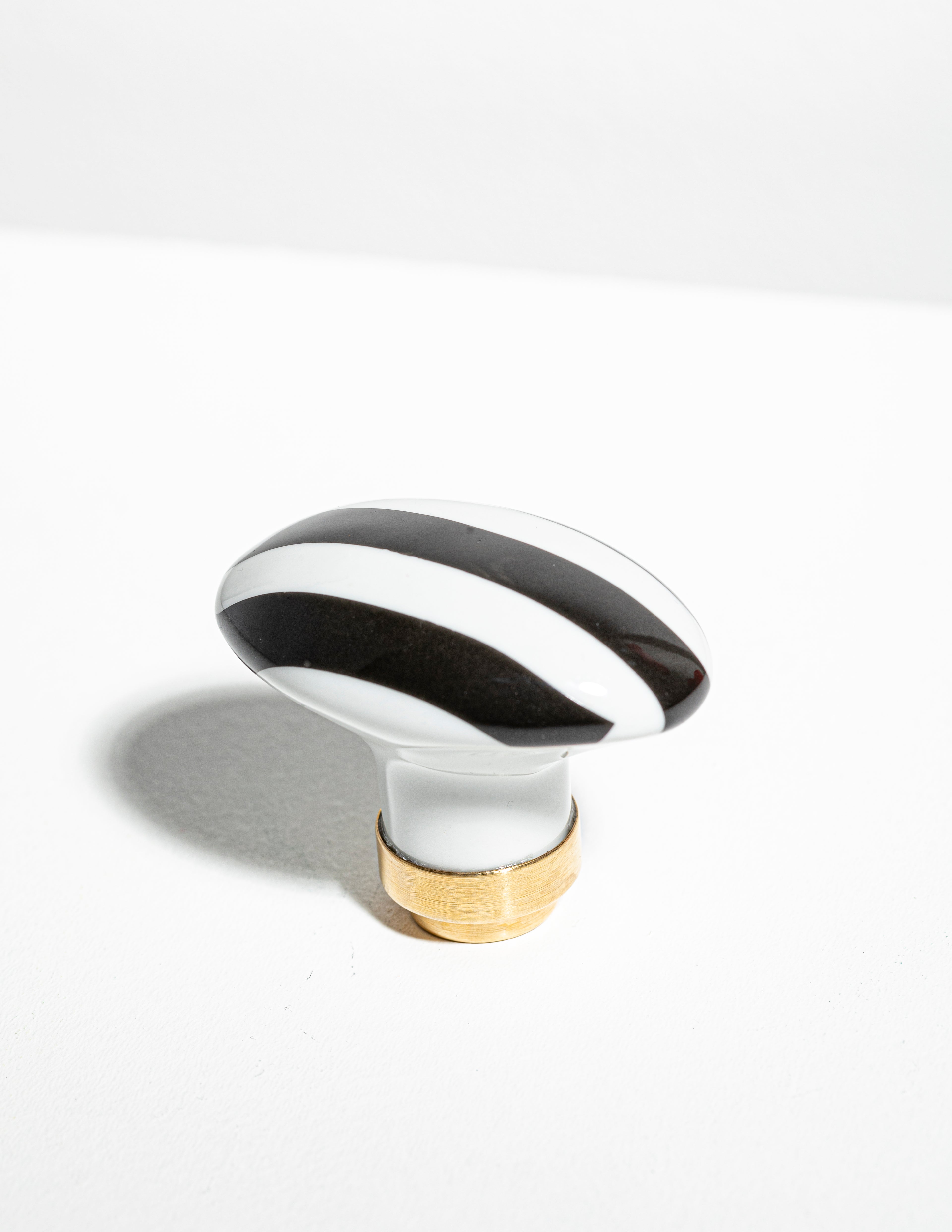 Bouton de porte ovale en porcelaine rayé noir et blanc