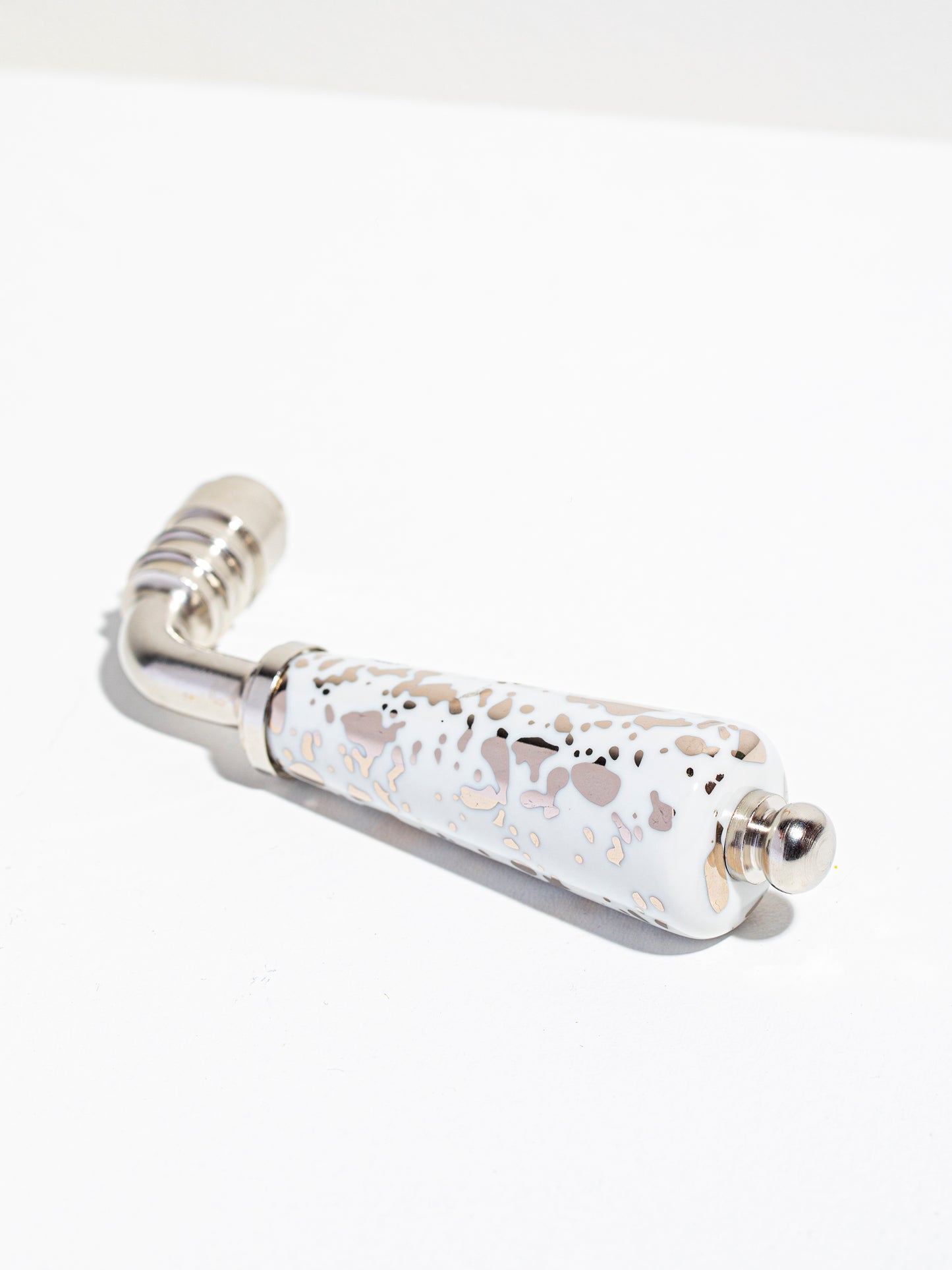 Poignée de porte béquille en porcelaine Meta Averse Platine et Or